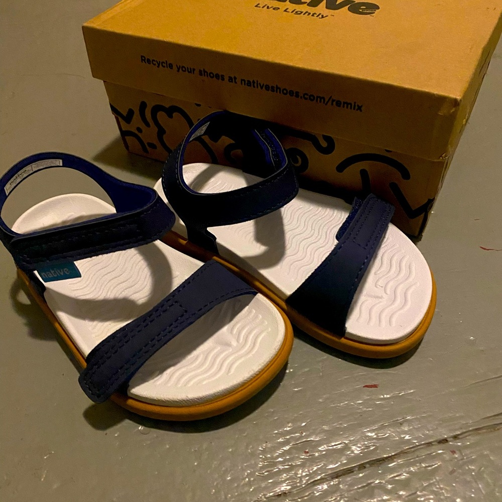 New without tags Native Toddler Charley sandals, size C7 in Navy Blue/white/brwn